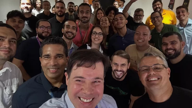 Cesar Andrade e participantes da JoInT+ posam sorridentes para selfie coletiva no auditório do ITBC Softex.
