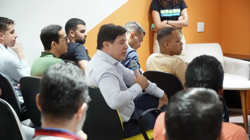 Cesar Andrade fala ao público durante o primeiro encontro da JoInT+, com participantes atentos em auditório no Recife Antigo.