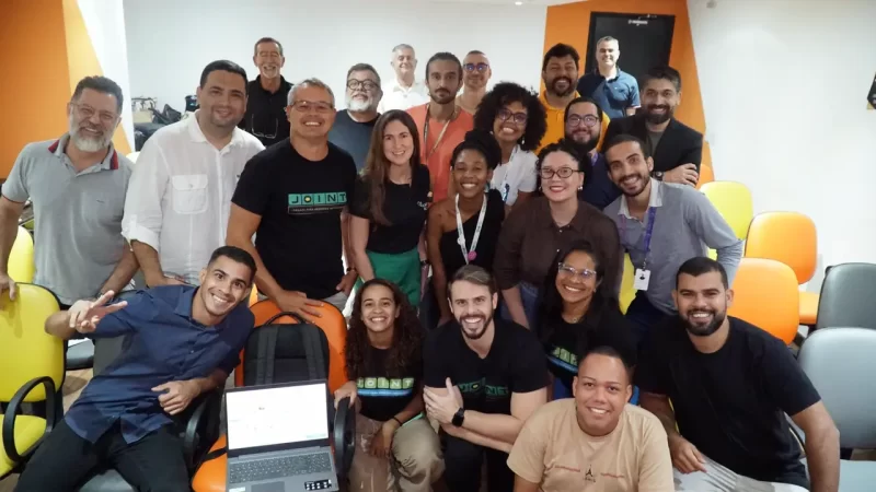 Participantes da JoInT+ posam juntos ao final do primeiro dia de atividades no Recife Antigo.