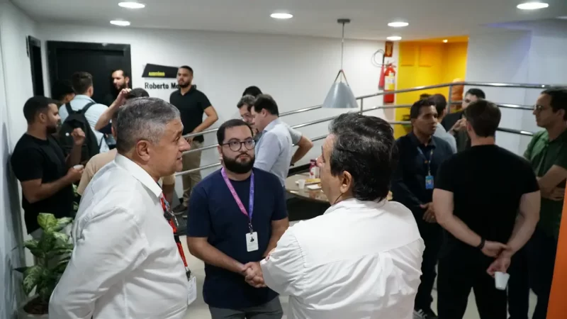 Participantes conversam informalmente no hall antes do início do primeiro encontro da JoInT+.